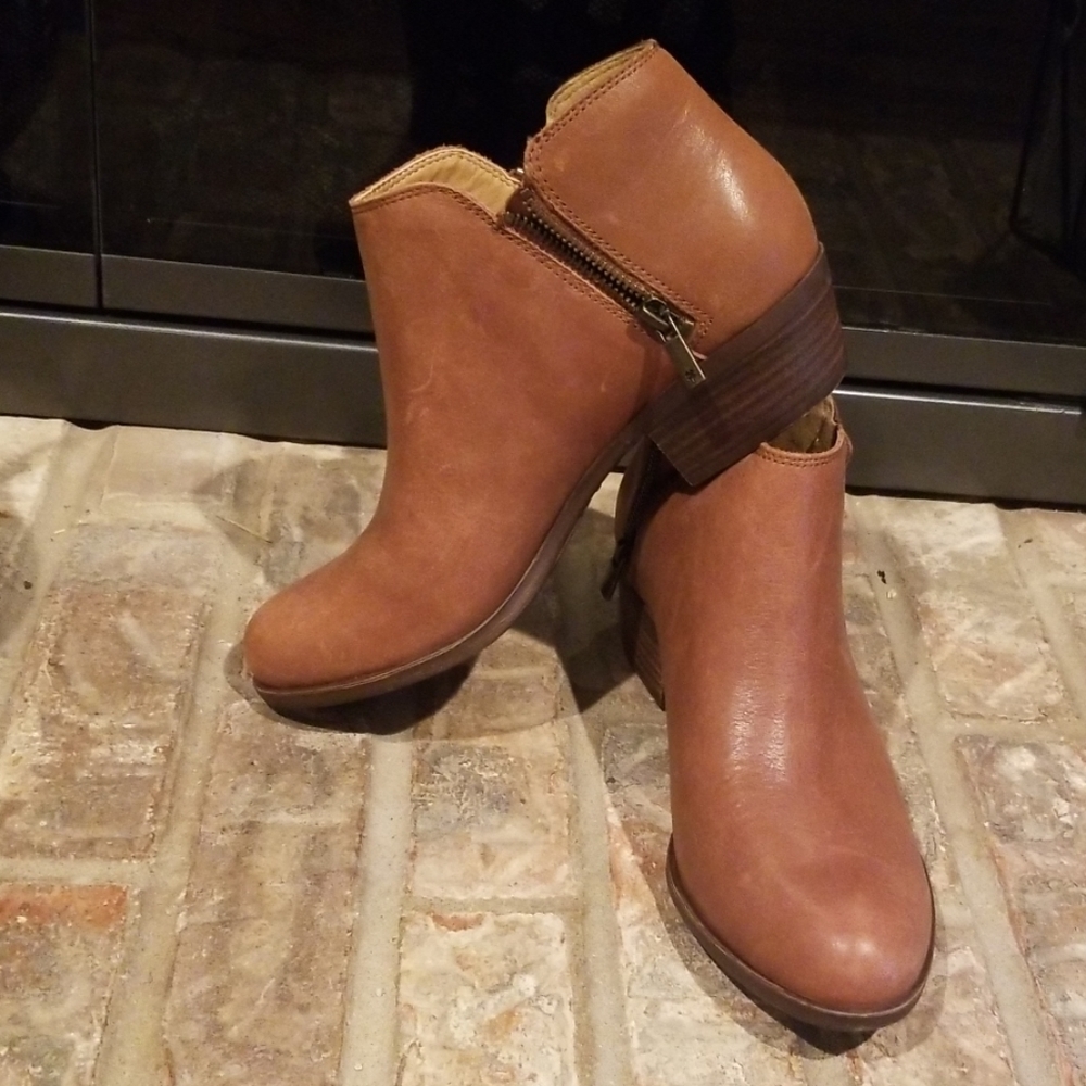 Size 8.5 Lucky Brand zipper side leather booties.
